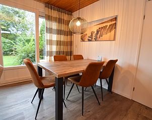 Esstisch im Ferienhaus de Parel 234, De Dennen, Texel mit Blick in den Garten.