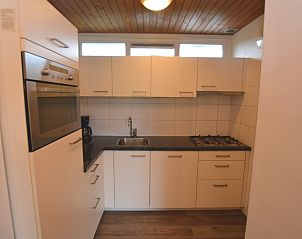 Moderne Kche im Ferienhaus de Parel 234, De Dennen, Texel mit allen Annehmlichkeiten.