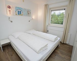 Schlafzimmer im Ferienhaus de Parel 234, De Dennen, Texel mit bequemem Doppelbett.