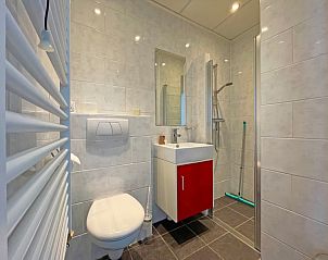 Stylish bathroom in Apartment Bos en Duin 02, Texel with modern amenities and a spacious shower.