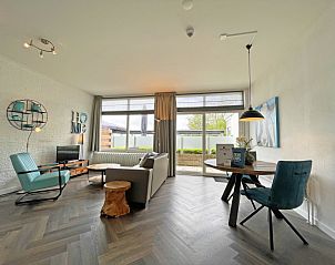 Gemtliches Wohnzimmer des Appartements Bos en Duin 03 in De Dennen, Texel, mit moderner Einrichtung und viel Tageslicht.