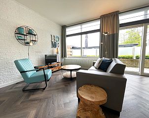 Stilvolle Sitzecke im Apartment Bos en Duin 03, Ferienhaus in De Dennen, Texel, mit bequemen Mbeln und Gartenblick.