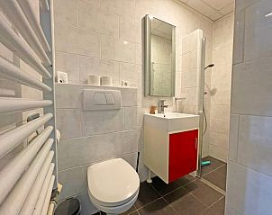 Badezimmer im Appartement Bos en Duin 03, De Dennen, Texel, mit moderner Dusche und Waschbecken.