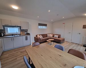 Gemtliche Sitzecke und Kche im Ferienhaus de Bremakker, Weideveld 75, De Dennen, Texel.