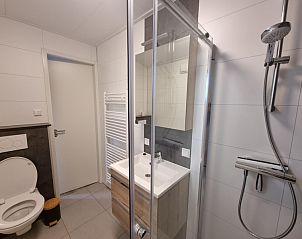 Modernes Badezimmer mit Dusche im Vakantiepark de Bremakker, Weideveld 75, De Dennen, Texel.