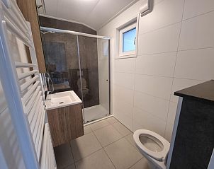 Stilvolles Badezimmer mit begehbarer Dusche im Ferienhaus de Bremakker, Weideveld 75, De Dennen, Texel.