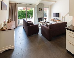 Gezellige woonkamer in vakantiehuis Gortersmient 224, Bungalowpark Gortersmient, De Dennen, Texel. Ideaal voor ontspanning op de Waddeneilanden.