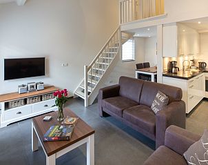 Moderne zithoek met open keuken in vakantiehuis Gortersmient 224, Bungalowpark Gortersmient, De Dennen, Texel. Comfort op de Waddeneilanden.