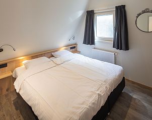 Comfortabele slaapkamer met tweepersoonsbed in vakantiehuis Gortersmient 224, Bungalowpark Gortersmient, De Dennen, Texel.