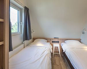 Slaapkamer met twee eenpersoonsbedden in vakantiehuis Gortersmient 224, Bungalowpark Gortersmient, De Dennen, Texel.