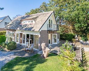 Country house Tempelierweg 22 in De Dennen, Texel, with charming thatched roof and spacious veranda.