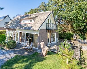 Vacation home Landhuis Tempelierweg 22 in De Dennen, Texel, surrounded by green nature.