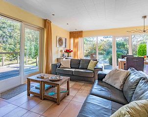 Bright living room of Landhuis Tempelierweg 22 in De Dennen, Texel, with large windows.