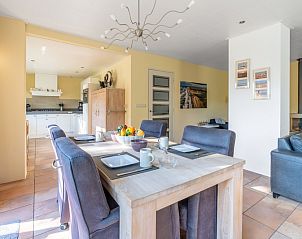 Open kitchen and dining area of Landhuis Tempelierweg 22 in Texel, ideal for family dinners.