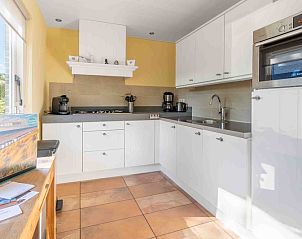 Modern kitchen of Landhuis Tempelierweg 22 in De Dennen, Texel, with all amenities.