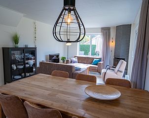 Stijlvolle eetkamer in Vakantiehuis 't Hoogelandt 134A Texel met houten tafel en comfortabele stoelen.