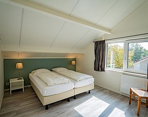 Tweede slaapkamer in Vakantiehuis 't Hoogelandt 134A De Dennen Texel met veel natuurlijk licht.