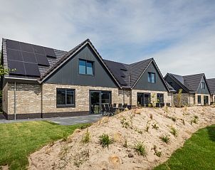 Vakantiehuis Vakantiepark De Koorn-aar in De Dennen, Texel omringd door natuurlijke schoonheid.