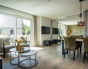 Stijlvolle woonkamer in Vakantiepark De Koorn-aar - Groepsvilla, De Dennen, Texel met veel daglicht.