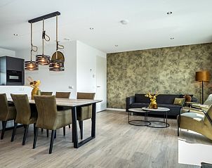Moderne eetkamer in Groepsvilla, Vakantiepark De Koorn-aar, De Dennen, Texel voor gezellige maaltijden.
