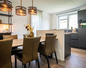 Ruime keuken en eetruimte in Vakantiepark De Koorn-aar - Groepsvilla, De Dennen, Texel.