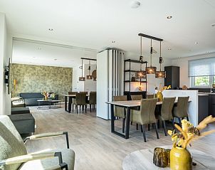 Open woonkamer en eetgedeelte in Vakantiepark De Koorn-aar - Groepsvilla, De Dennen, Texel.