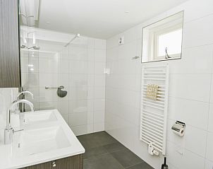 Gerumige Dusche im Ferienhaus Gortersmient 222, Bungalowpark Gortersmient, De Dennen, Texel.