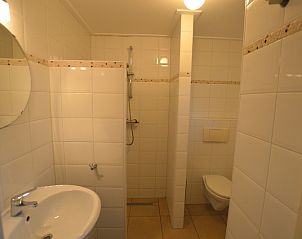 Stylish bathroom in Holiday home the Pearl 214, De Dennen, Texel, with modern amenities and a spacious shower.