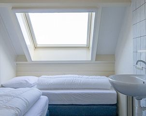 Schlafzimmer mit Dachfenster im Ferienhaus Hans De Dennen Texel.