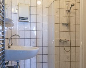 Badezimmer mit Dusche im Ferienhaus Hans De Dennen Texel.