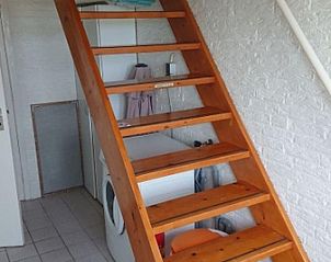 Holztreppe zum Obergeschoss im Ferienhaus Hans De Dennen Texel.