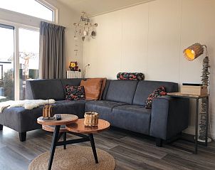 Stilvolle Sitzecke im Ferienpark de Bremakker - Bosveld 121, De Dennen, Texel mit moderner Einrichtung und stimmungsvoller Beleuchtung.