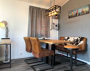 Essecke im Ferienpark de Bremakker - Bosveld 121, De Dennen, Texel mit Holztisch und bequemen Sthlen fr gemtliche Mahlzeiten.