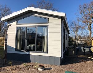 Auenansicht des Ferienhauses im Ferienpark de Bremakker - Bosveld 121, De Dennen, Texel mit sonniger Terrasse und moderner Architektur.