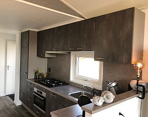 Moderne Kche im Ferienpark de Bremakker - Bosveld 121, De Dennen, Texel mit kompletter Ausstattung fr einen komfortablen Aufenthalt.