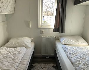 Doppelzimmer im Vakantiepark de Bremakker - Bosveld 121, De Dennen, Texel mit zwei Einzelbetten und viel Tageslicht.