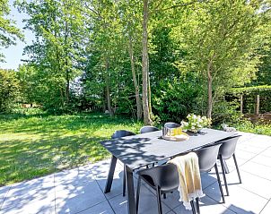 View of the green garden from the terrace of vacation home Tormentil in De Dennen, Texel.