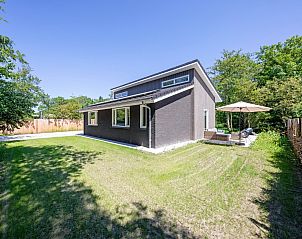 Side view of vacation home Tormentil in De Dennen, Texel, with spacious garden and modern architecture.