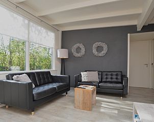 Gerumiger Wohnraum im Bungalow 't Hoogelandt 24, De Dennen, Texel mit Wohn- und Essbereich in offener Bauweise.