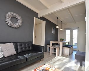 Offener Wohnbereich im Bungalow 't Hoogelandt 24, De Dennen, Texel mit Ess- und Sitzecke, ideal fr Familienaufenthalte.