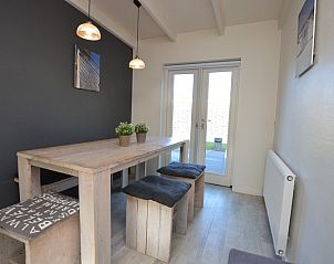 Helles und gerumiges Wohnzimmer im Bungalow 't Hoogelandt 24, Texel, mit bequemen Sitzgelegenheiten und moderner Einrichtung.