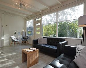 Moderne Kche im Bungalow 't Hoogelandt 24, De Dennen, Texel mit voller Ausstattung und Blick auf die Natur.
