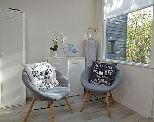 Stilvolles Badezimmer im Bungalow 't Hoogelandt 24, De Dennen, Texel mit modernen Annehmlichkeiten und glatter Oberflche.