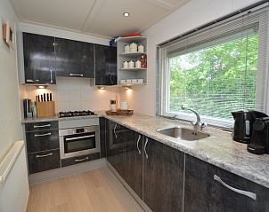 Gemtliches Kinderzimmer im Bungalow 't Hoogelandt 24, De Dennen, Texel mit Etagenbetten und viel Tageslicht.