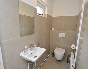 Komfortables Schlafzimmer im Bungalow 't Hoogelandt 24, De Dennen, Texel mit zwei Einzelbetten und ruhiger Atmosphre.