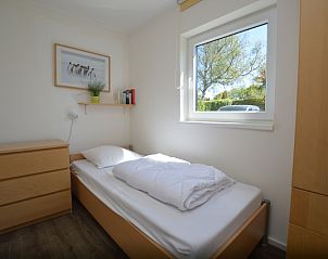 Comfortable bedroom with single bed in Holiday home de Parel 262, De Dennen, Texel.