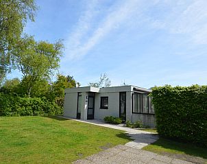 Das Ferienhaus de Parel 244 in De Dennen, Texel, bietet einen charmanten Auenbereich inmitten der grnen Natur auf den Watteninseln.