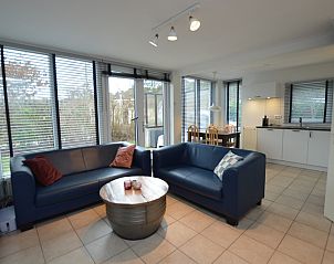 Heller Wohnbereich im Ferienhaus de Parel 244, De Dennen, Texel mit moderner Kche und Essbereich auf den Watteninseln.