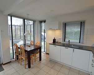 Essecke und Kche im Ferienhaus de Parel 244, De Dennen, Texel mit Blick auf den Garten der Watteninseln.