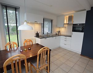 Moderne Kche im Ferienhaus de Parel 244, De Dennen, Texel, ideal fr kulinarische Erlebnisse auf den Watteninseln.